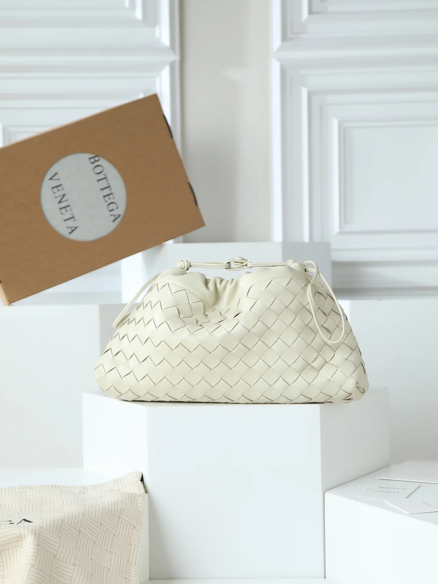 p1600. BOTTEGA VENETA 2025 new women's Dustbag Notte clutch. Dustbag, which has been very popular since its launch, has a chain clause! ! The hand-carrying method is reminiscent of the classic bag type Pouch , light and elegant, the retained drawstring design can be used as a bag, and the chain is longer, which is very suitable for sisters who like to carry their hands cross-body with their hands free. No matter which way you carry it, you can change the way you carry it according to the occasion and your mood of the day, which can make the overall outfit more fashionable🪄🪄The body of the bag has also been widened. It is the rainy season and the weather is hot, so it can easily accommodate small umbrellas and water bottles. The interior is made of nylon, which is light and comfortable to carry, and is very suitable for summer use. Style number: 839394 Size: 33*19*8cm